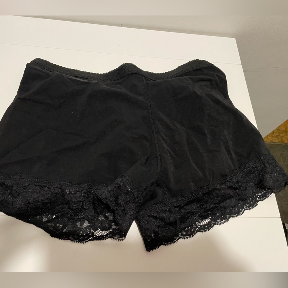 Source Unknown Women's Medium Black Lace Trim Butt Padded Shorts